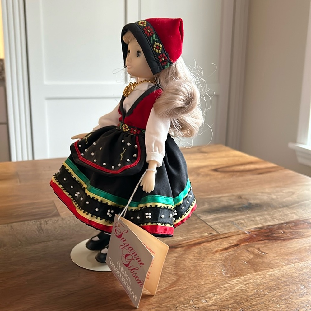 Authentic Suzanne Gibson Norway Doll, 1987 - Picture 5 of 11